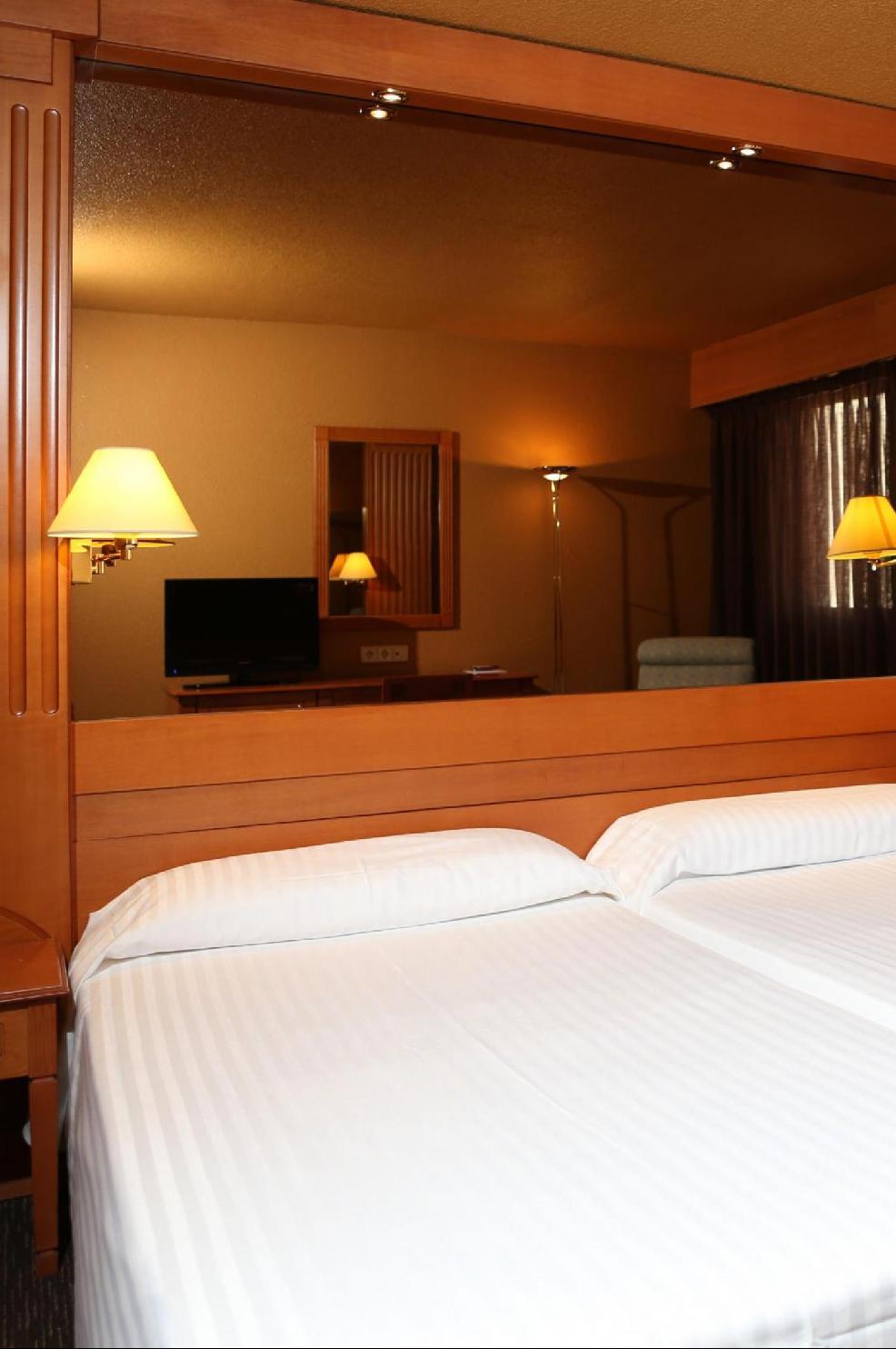Exe Campus Hotel Cerdanyola del Valles Luaran gambar