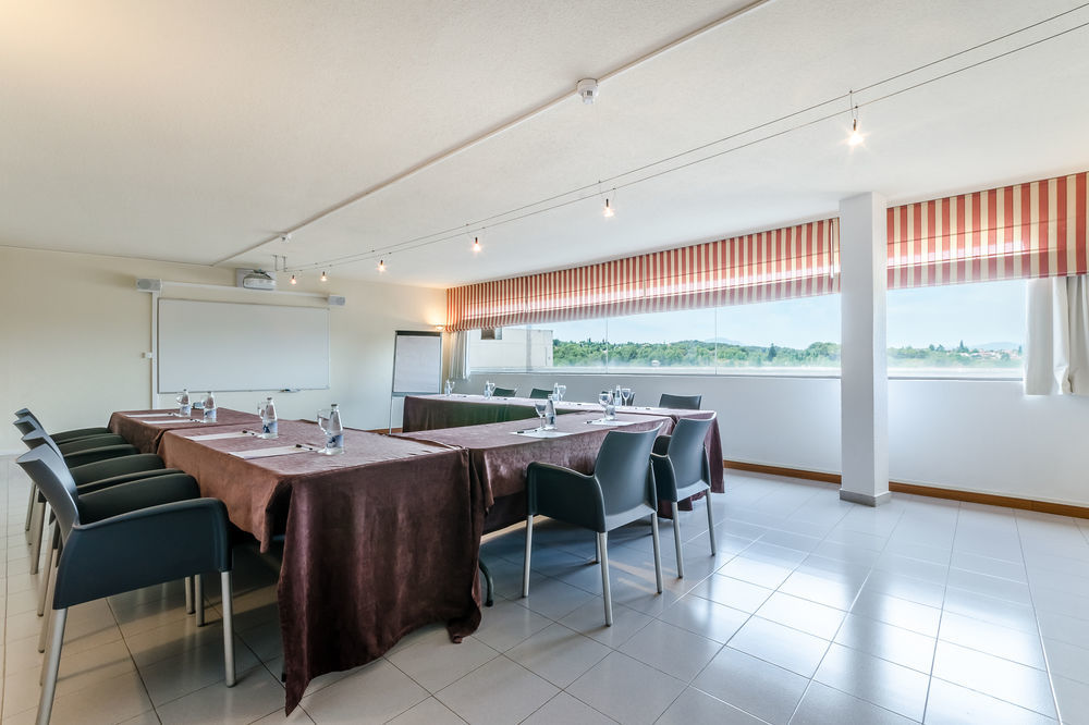 Exe Campus Hotel Cerdanyola del Valles Luaran gambar