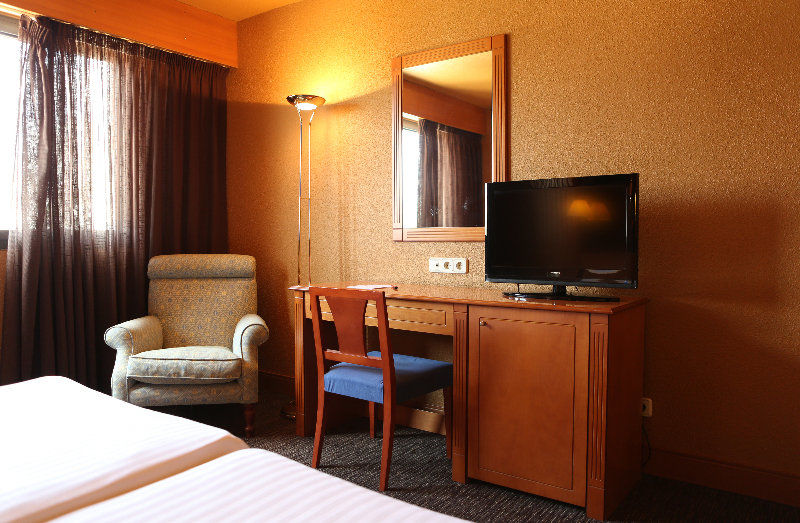 Exe Campus Hotel Cerdanyola del Valles Luaran gambar